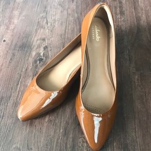 CLARKS Artisan Corabeth Abby Cognac Patent Flats
